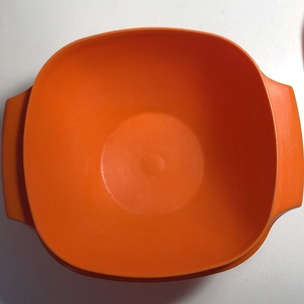2 vintage Tupperware bowls with lids orange and yellow #2277-4